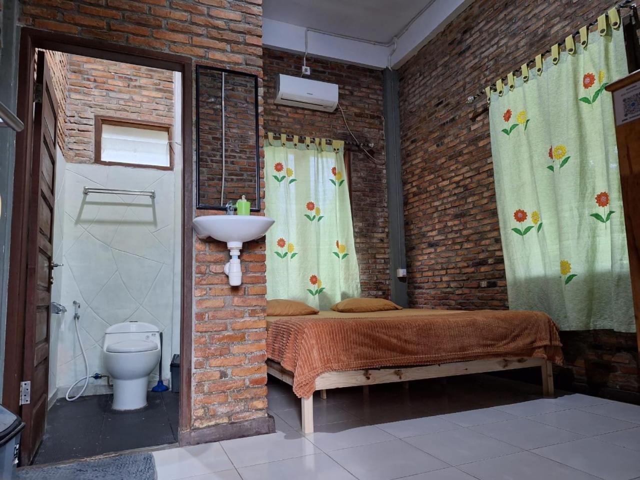 Bua Guest House Medan Esterno foto