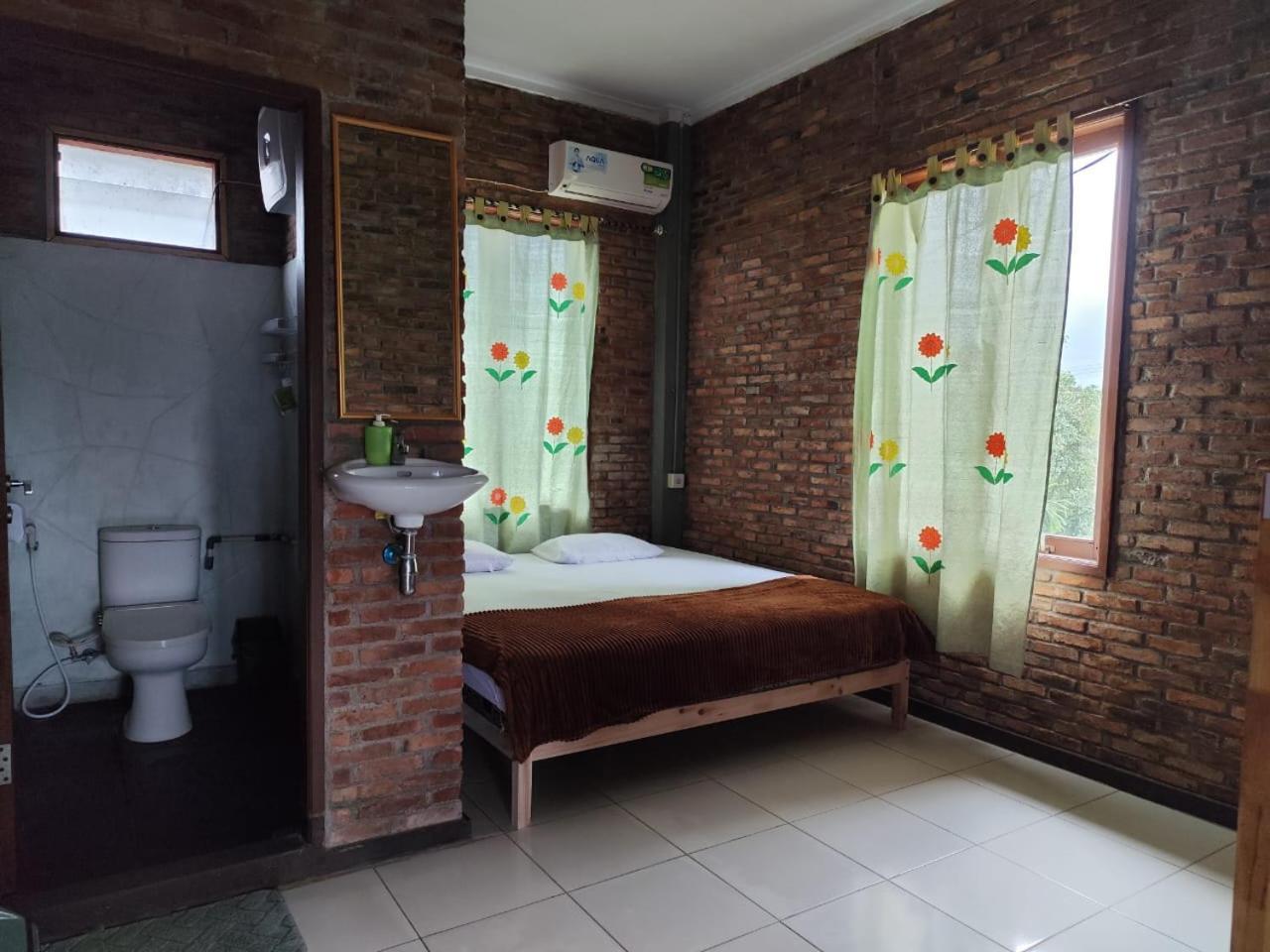 Bua Guest House Medan Esterno foto